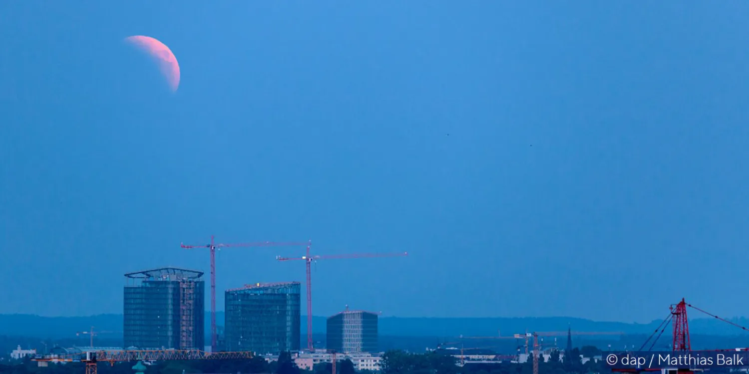 Der Blutmond über den im Bau befindlichen Bavaria Towers, Bayern Projekt – Interior-Konzepte und Unterstützung der Vermarktung der Bavaria Towers durch CSMM