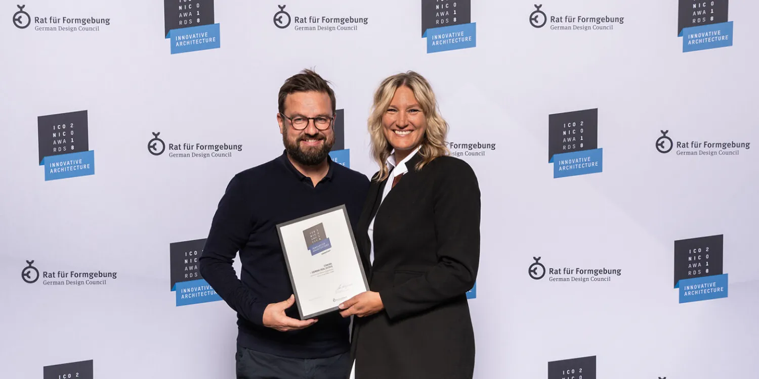 Preisverleihung der ICONIC AWARDS: Innovative Architecture 2018 in der Pinakothek der Moderne in München – DNA und CSMM nehmen Auszeichnung für COWORK – SIEMENS REAL ESTATE entgegen, Foto: Lutz Sternstein