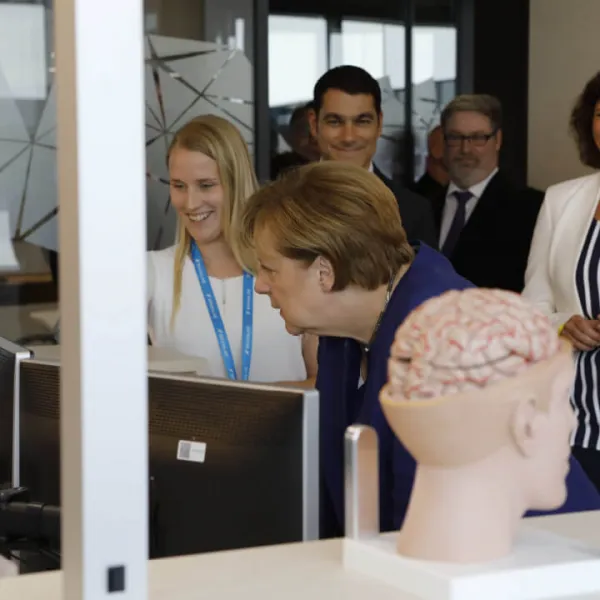Bundeskanzlerin Angela Merkel eröffnet von conceptsued° gestaltete Bürowelten der Brainlab AG in München 