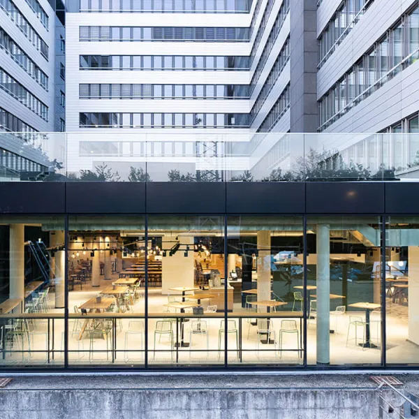 Oft werden Objekte unnötig abgerissen – dabei birgt der Gebäudebestand enormes Potenzial – hier das Mitarbeiterrestaurant des von CSMM-Architekten sanierten Olympia Business Centers